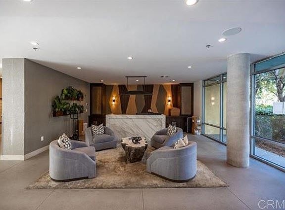 4th image of 889 Date St Unit 202