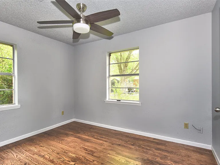 317 W Linda St — Photo 13