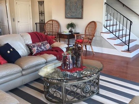 3rd image of 1 Oak Alley Ln
