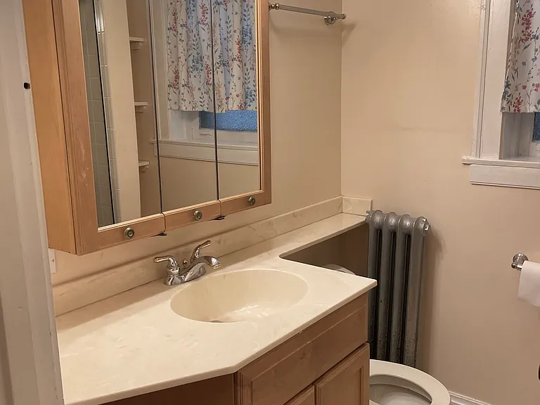 2nd fl bathroom with tub/shower