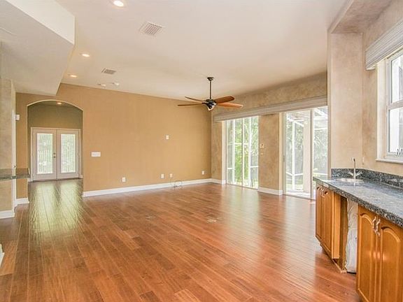 4th image of 800 W Lowry Ln
