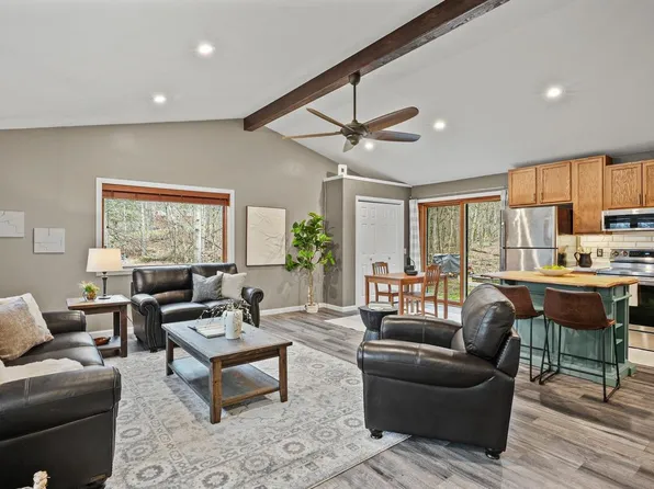 W9517 Parkway Drive, Poynette, WI 53955