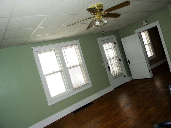 4th image of 302 W Versailles Ave