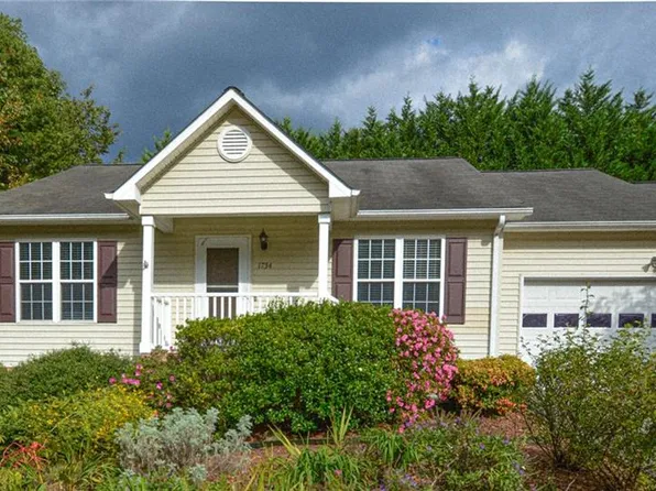 1734 Hawkcrest Ln, Winston Salem, NC 27127