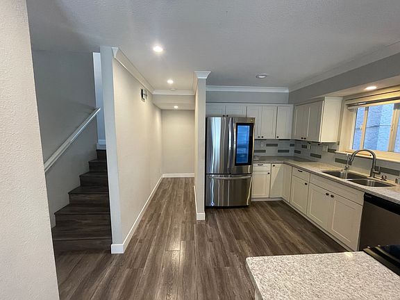 5th image of 852 Edgehill Dr