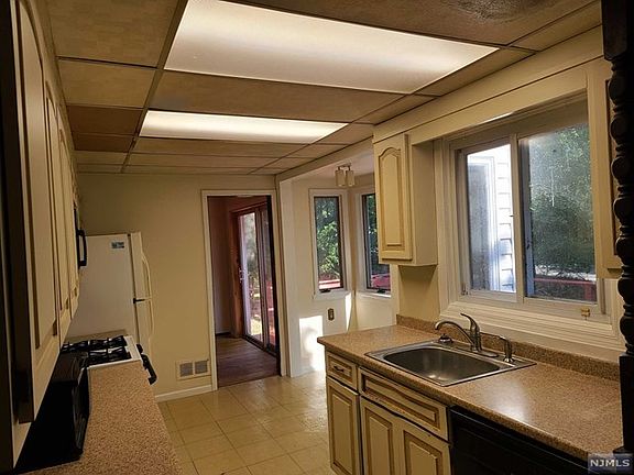 4th image of 67 Sherwood Dr