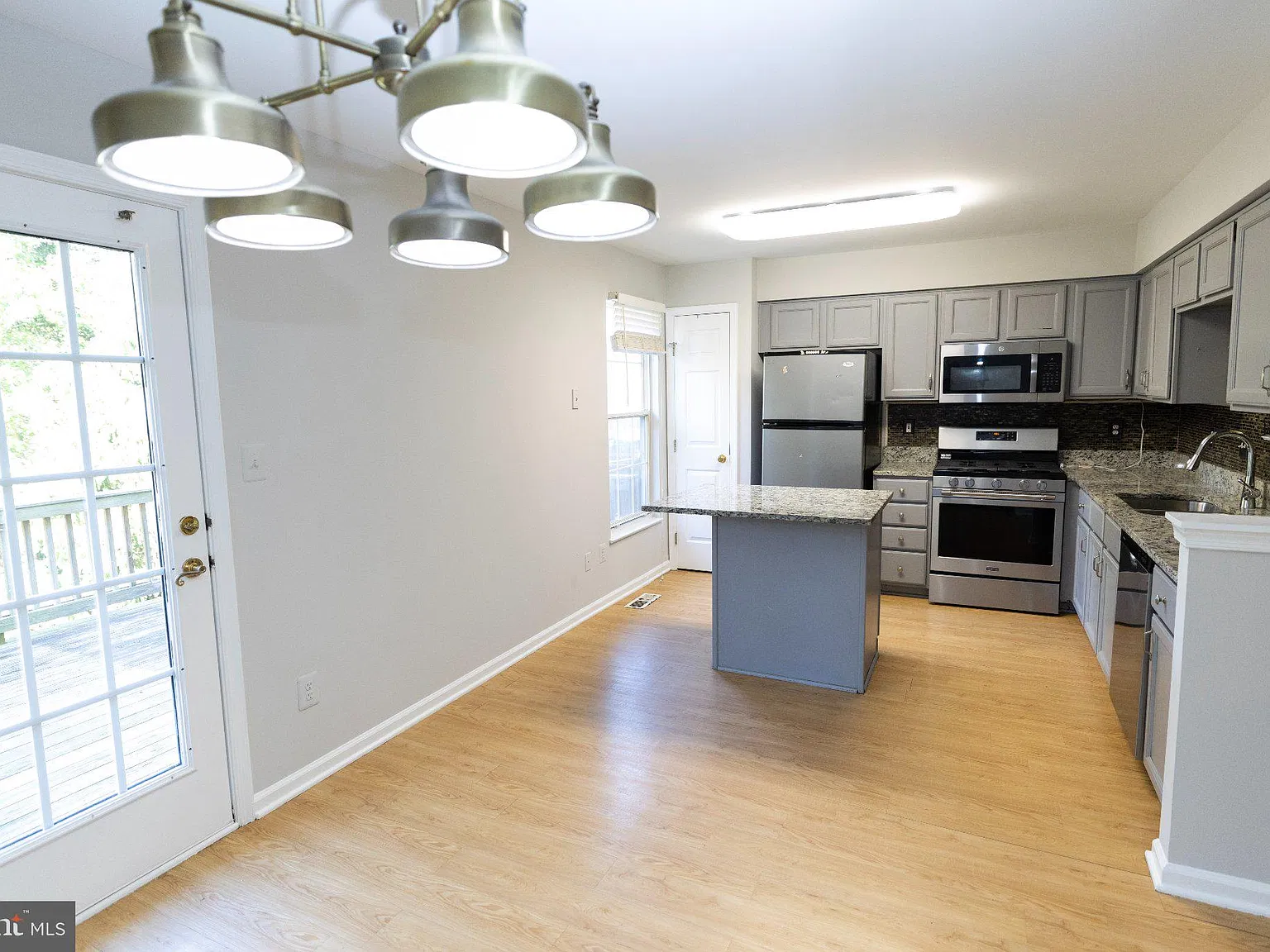 3 bed, 2.5 bath, 1364 sqft, $2,800 — Photo 2
