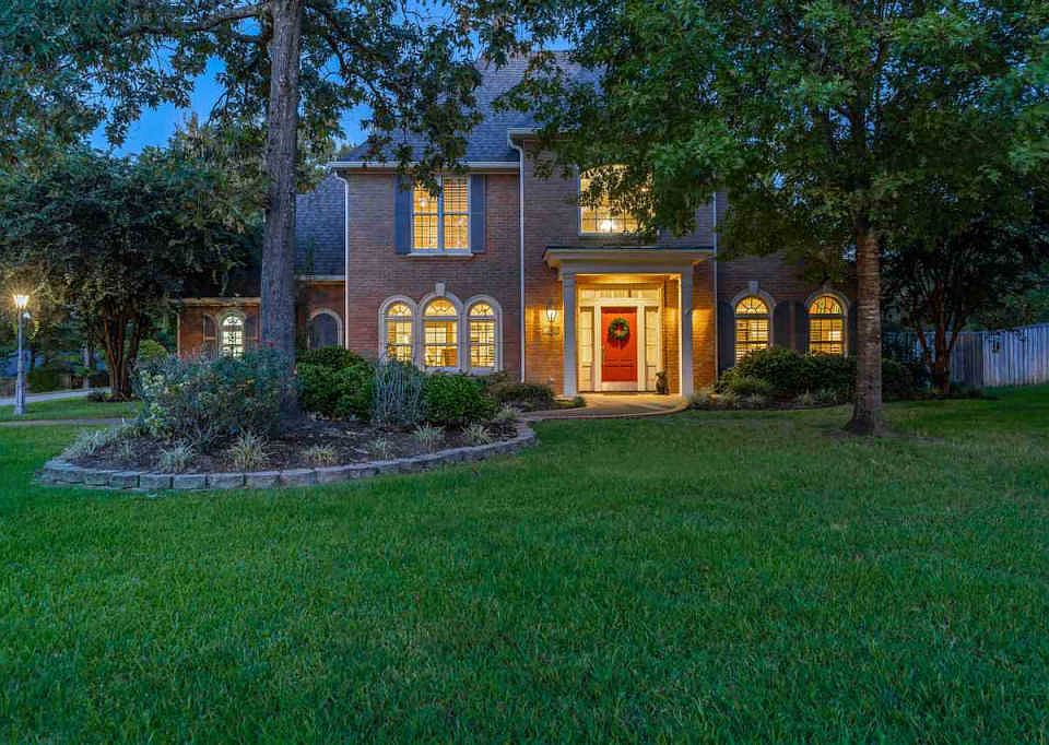 1st image of 100 Oak Isle Dr