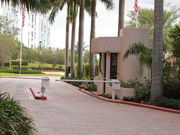 4th image of 20185 E Country Club Dr APT 2406