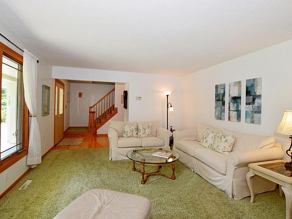 5th image of 18501 Iroquois Dr