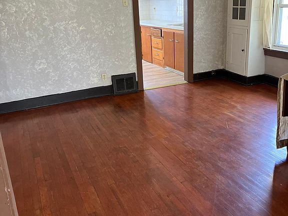 3rd image of 10228 Almira Ave