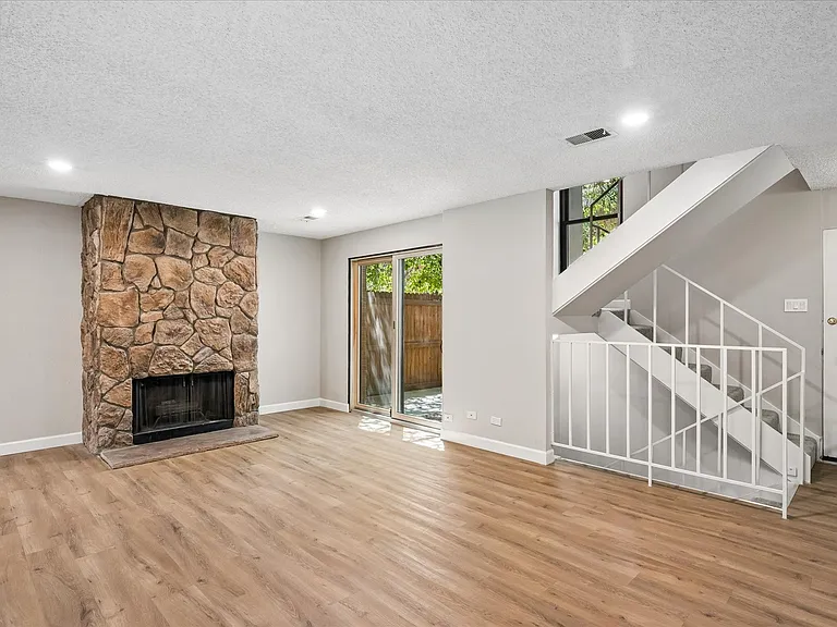 2815 S Locust St — Photo 13