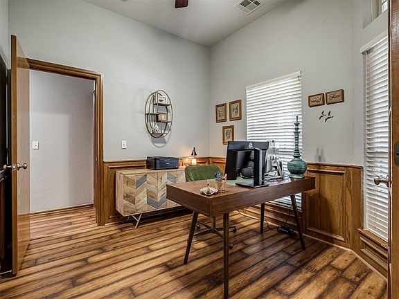 5th image of 912 Regal Rd