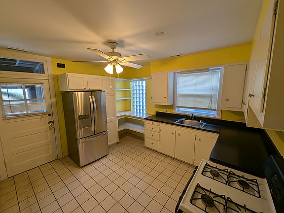 3rd image of 4937 W Sunnyside Ave