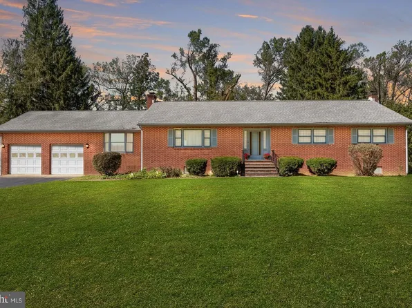 636 Montgomery Woods Dr, Hockessin, DE 19707