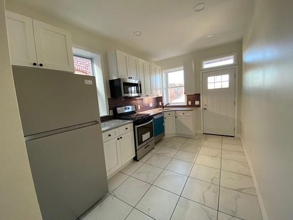 4th image of 5883 Washington Ave #A