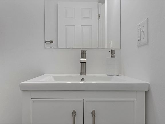 5th image of 564 Stanley Ave