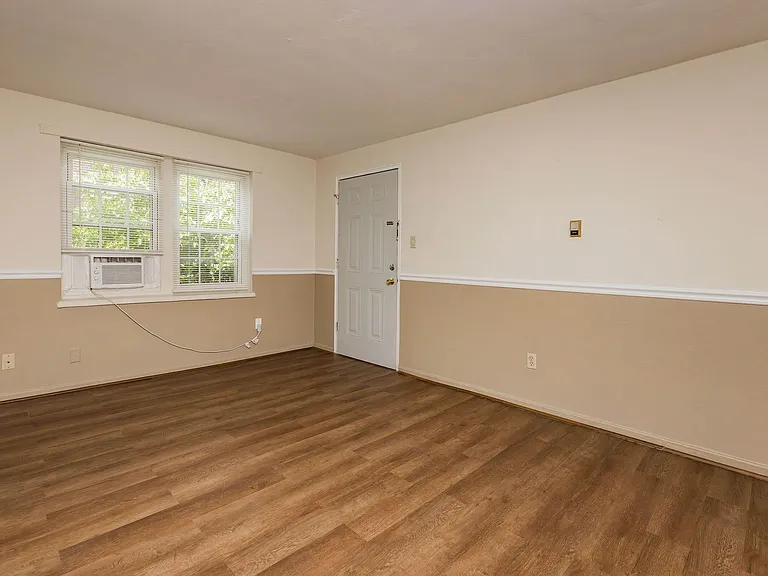 Grandin Village Apartments — Photo 10
