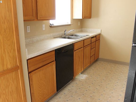 3rd image of 1175 Ashland St