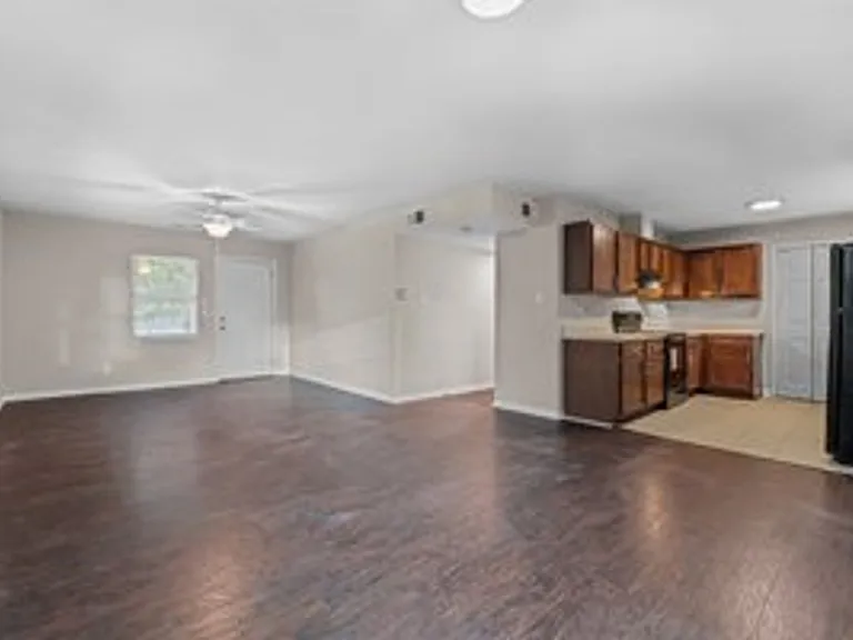 713 Grantland Dr — Photo 2