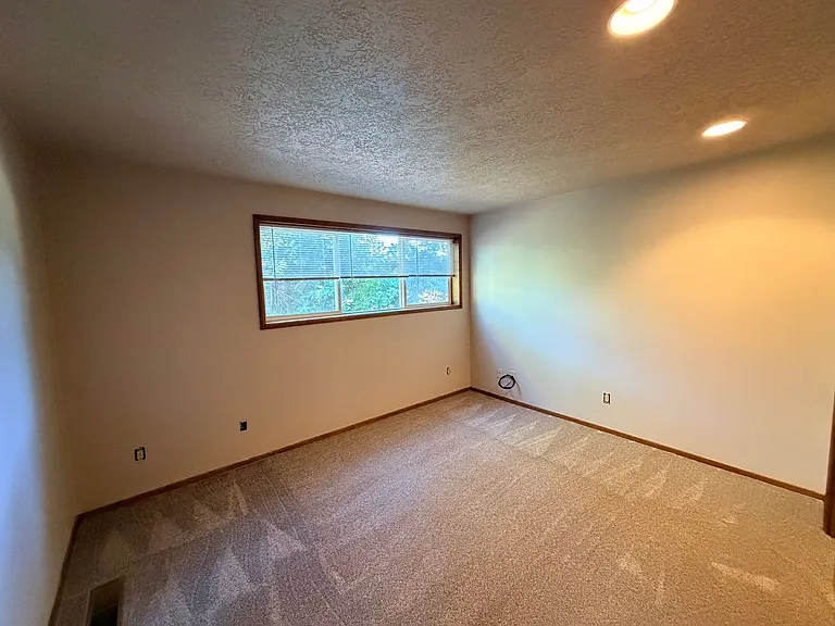 Two Bedroom Duplex in South Salem — Photo 7