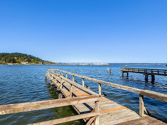 Fish, kayak, paddleboard, and crab right out your front door!