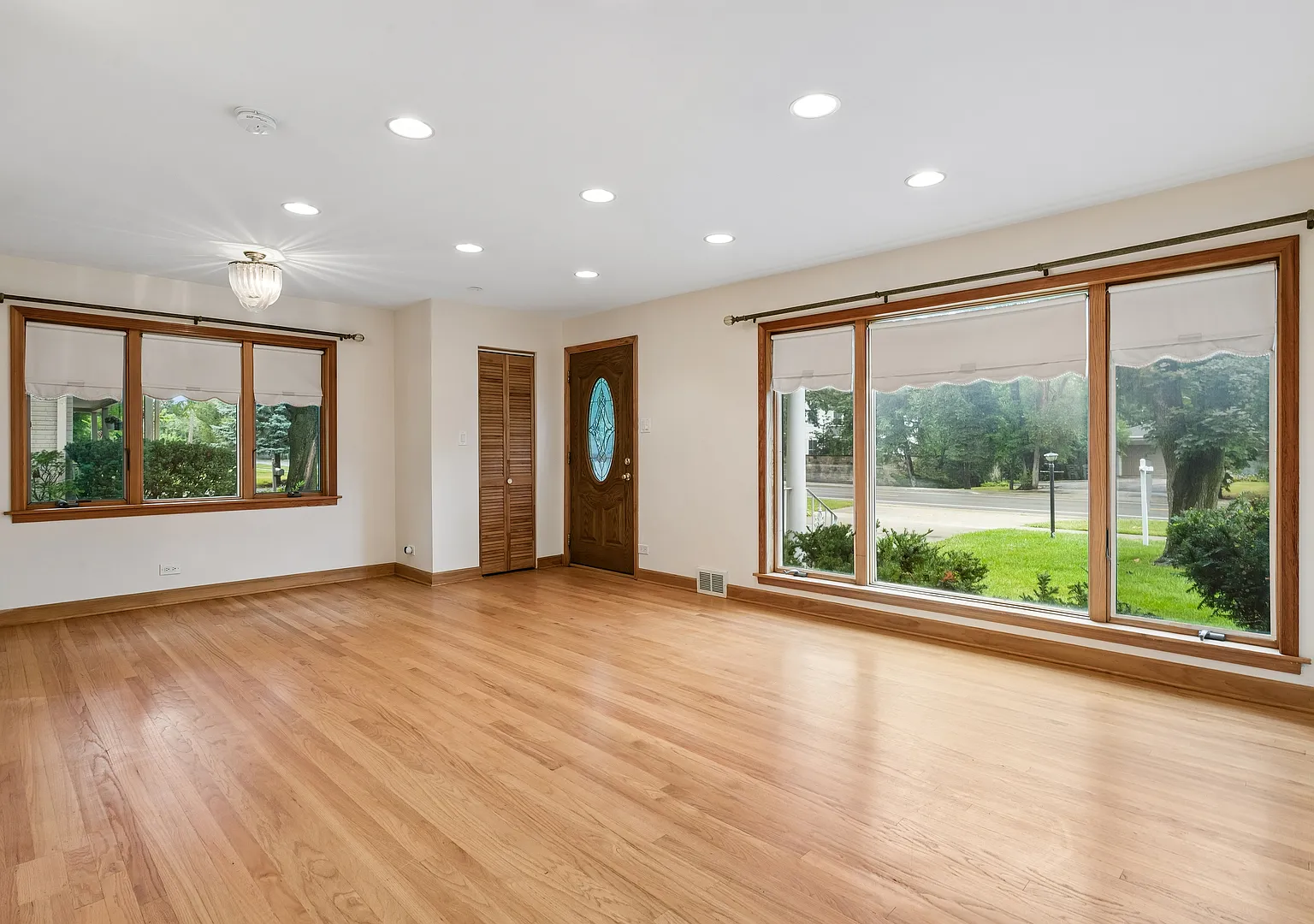 3 bed, 2574 sqft, $3,600 — Photo 2