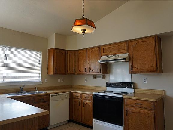2nd image of 2710 Peartree Ln
