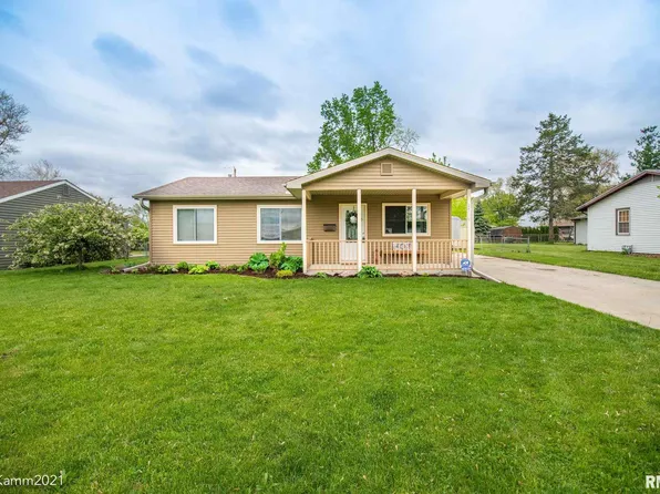 1704 W Leonard Dr, Chillicothe, IL 61523