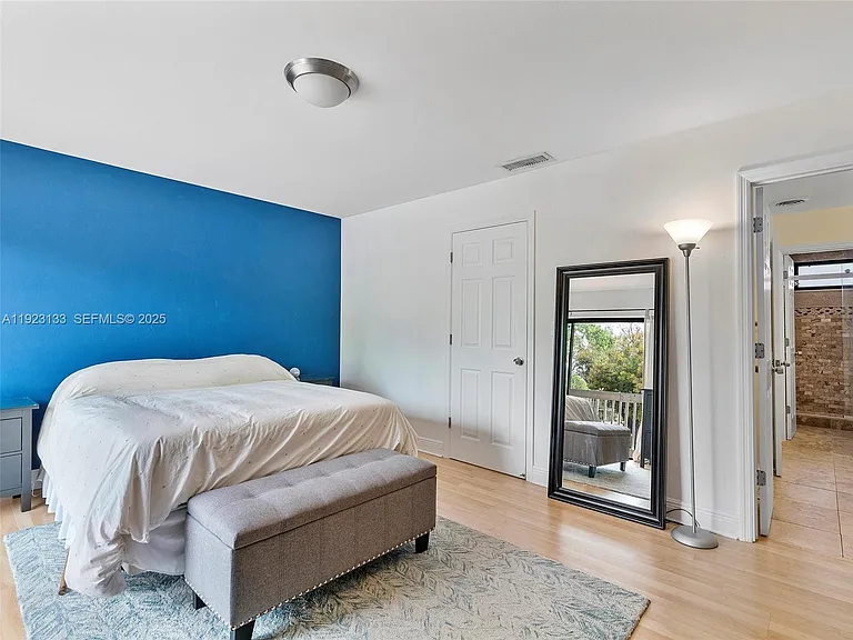 515 NE 38th St #10 — Photo 45