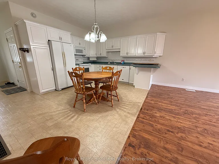 260 Martha St — Photo 4