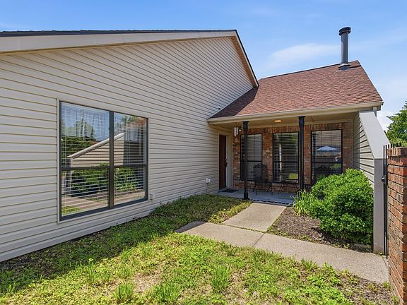 5th image of 301 Laurel Hill Dr