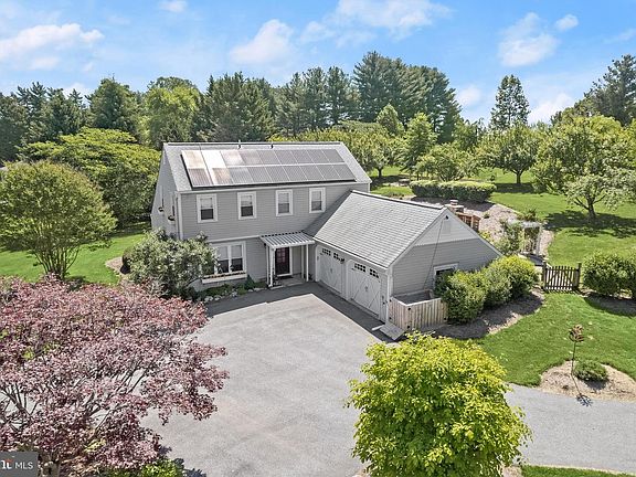 3rd image of 5 Barnstable Ct