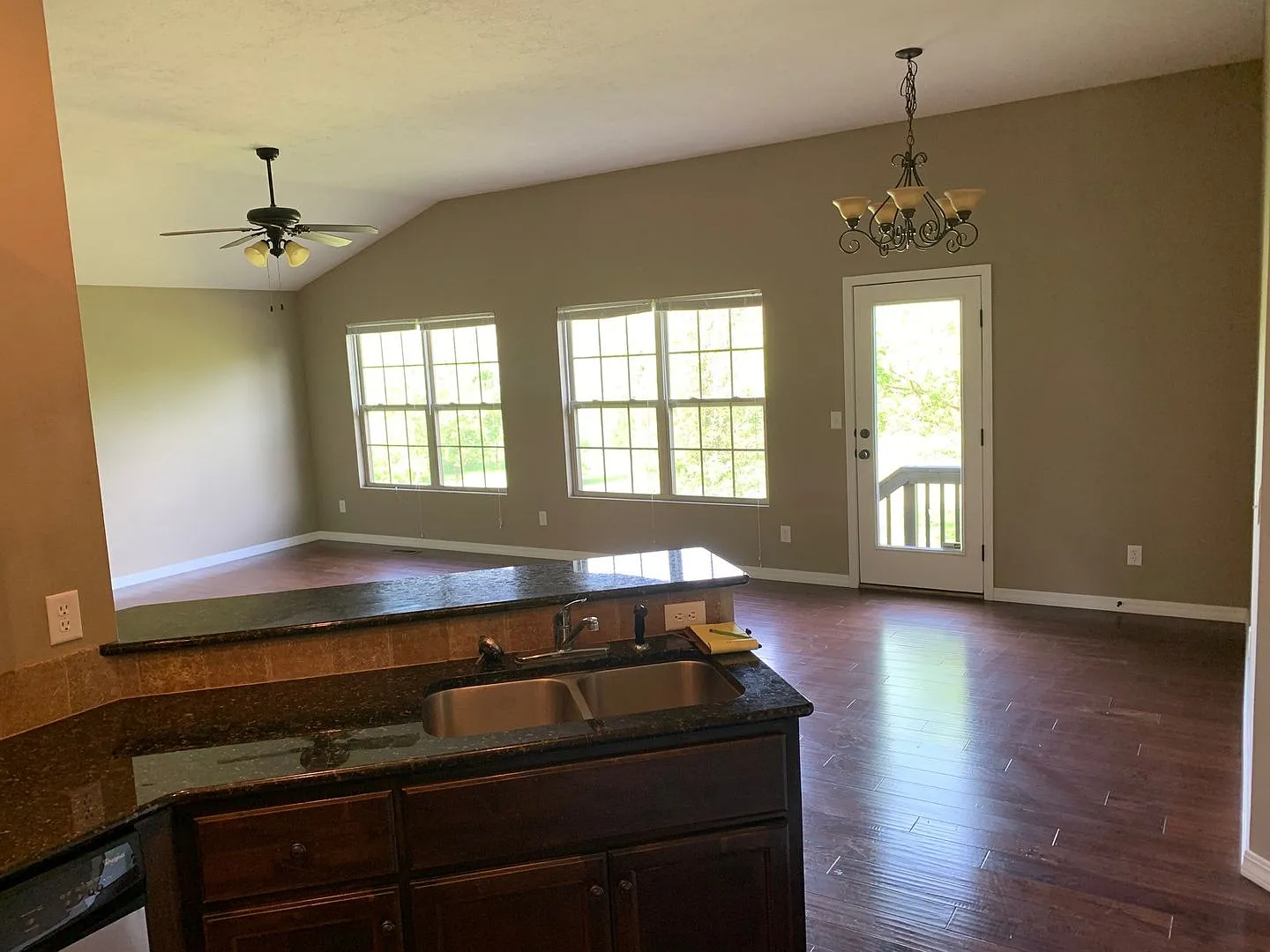 3 Bedroom Home in South Springfield — Photo 4