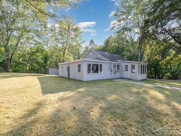 301 W Ellen St, Farwell, MI 48622
