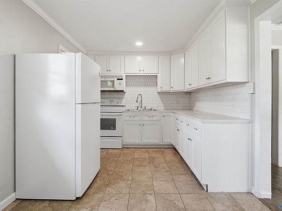 3rd image of 1018 7th Ave SW