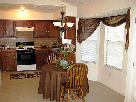 5th image of 401 Edgewood Cir