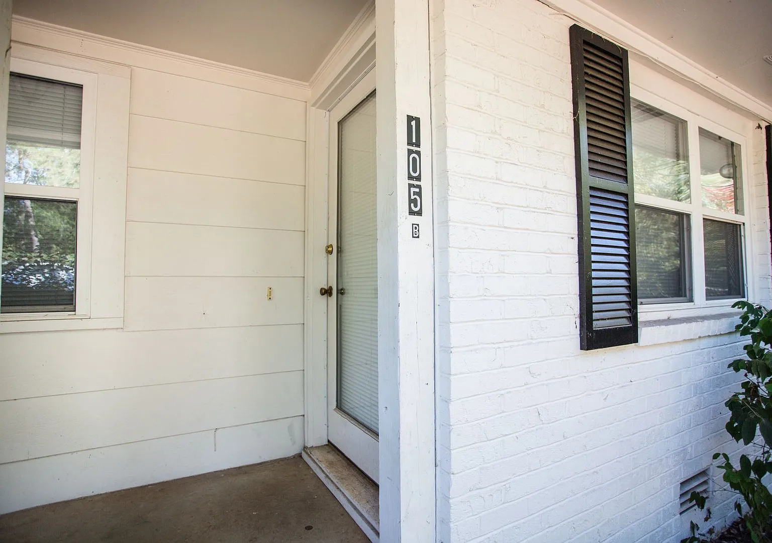 Cute and Quiet West Side Duplex! — Photo 3