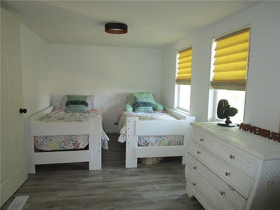 3rd image of 19 Oliver Dr