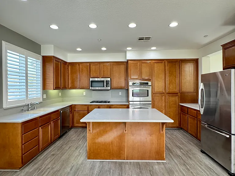1331 Bayside Cir — Photo 42