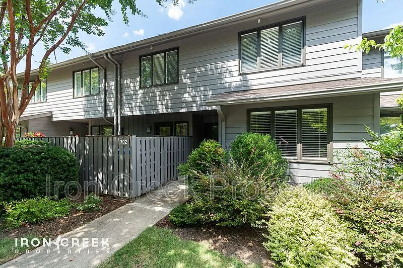 702 Crowfields Ln