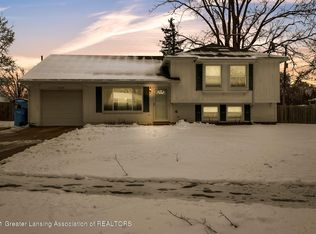 5525 Manor Dr, Lansing, MI 48911