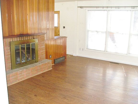4th image of 444 E 13th St
