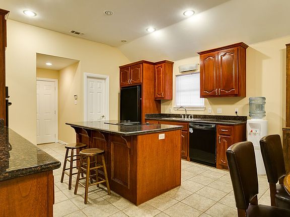 4th image of 820 Empress St