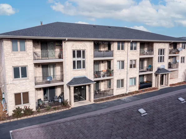 9211 S Roberts Rd APT 2C, Hickory Hills, IL 60457