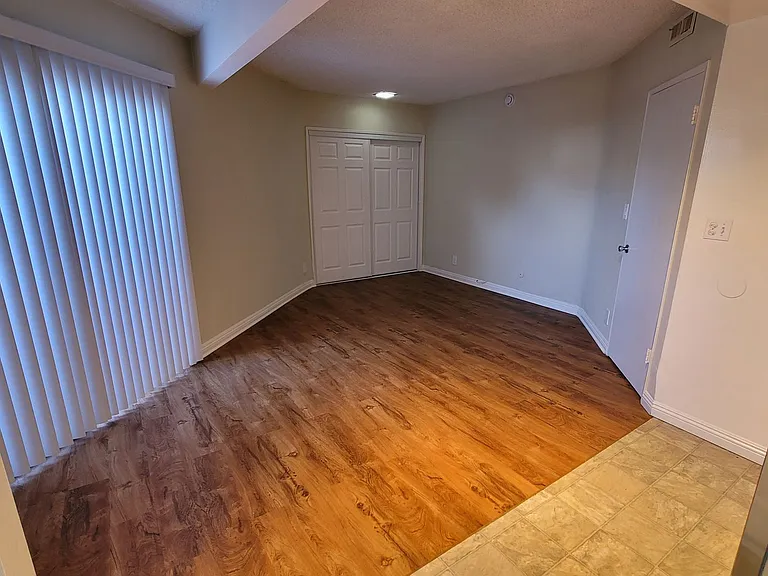 Lido Isle Apartments — Photo 29