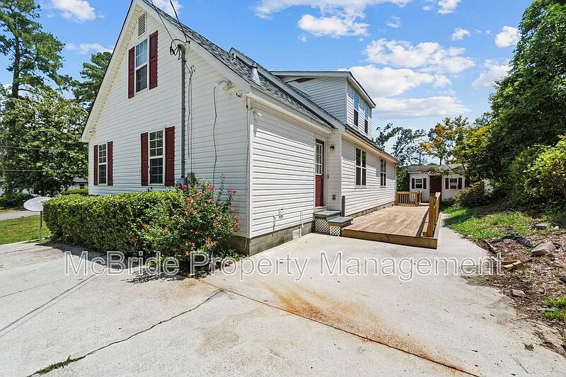 3 bed, 2.0 bath, 2140 sqft, $1,695 — Photo 3
