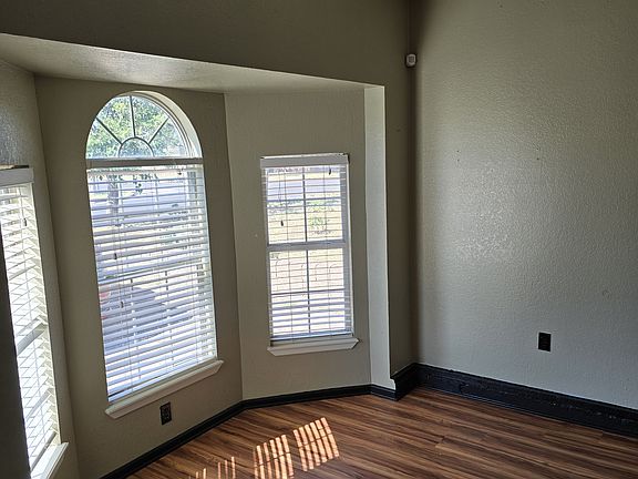 4th image of 2408 W Kansas Ave