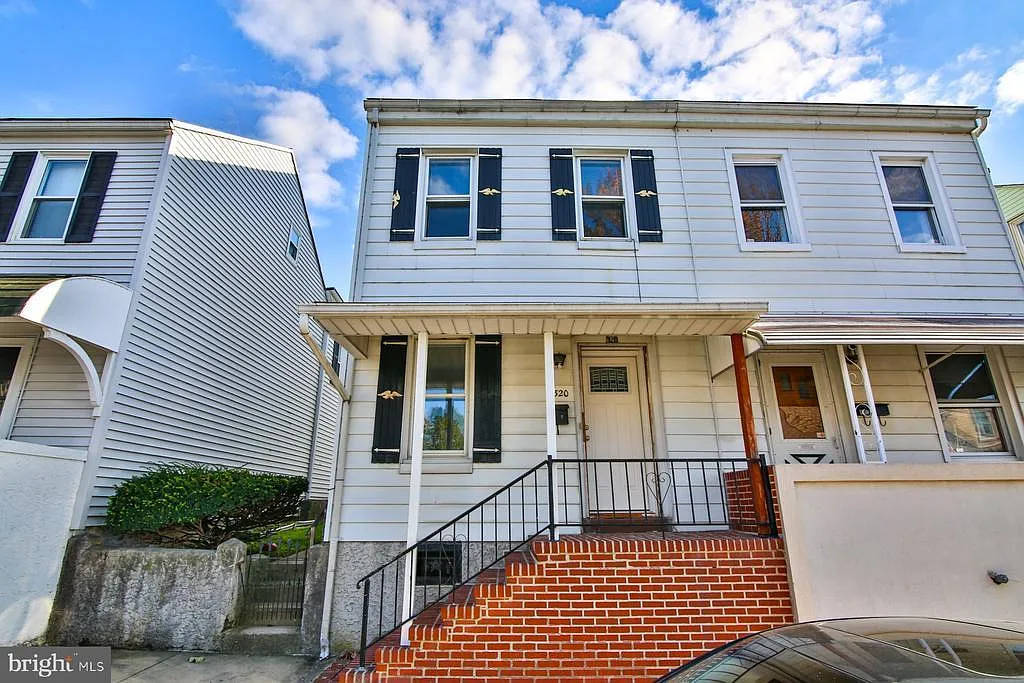 320 E Walnut St photo 1