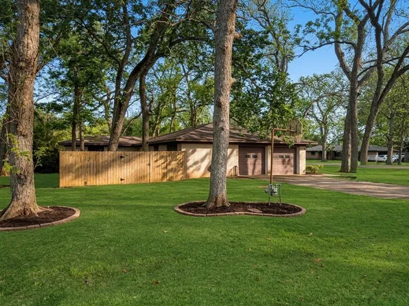 213 Van Winkle St, Lake Jackson, TX 77566